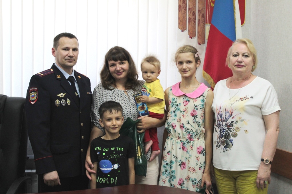Многодетная семья из Луганской Народной Республики получила адресную помощь