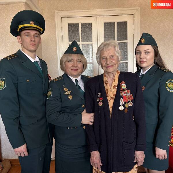 Встречи поколений: активисты молодёжного совета Приволжской таможни навестили ветерана войны