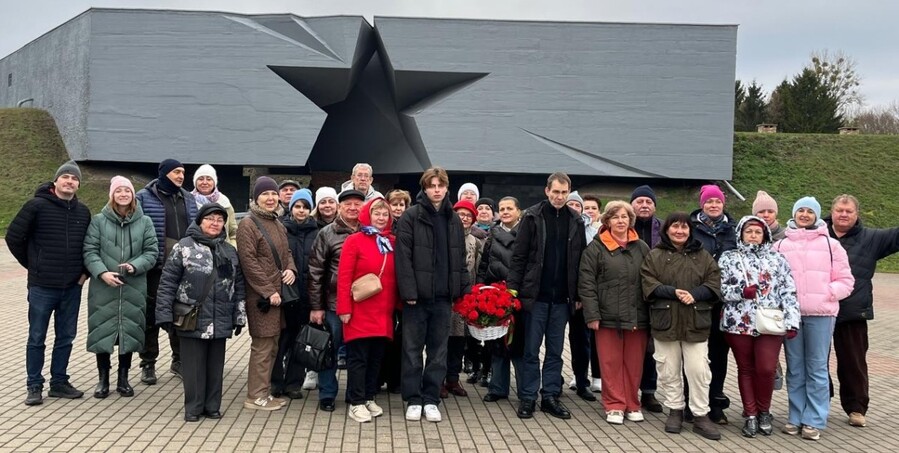 Возложение цветов к Вечному огню: традиции профорганизации Управления делами Президента РФ