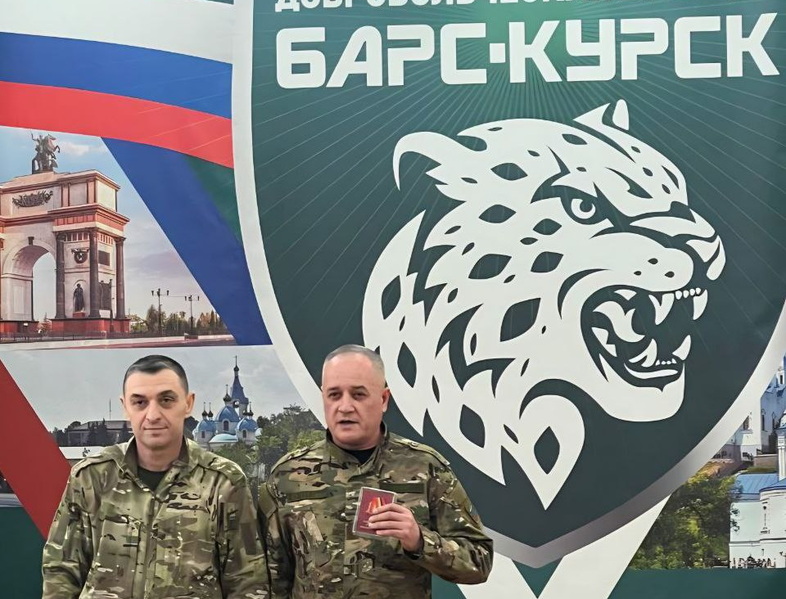 Медаль «Защитник Курской области» вручена командиру роты «БАРС-Курск» Василию Харитонову