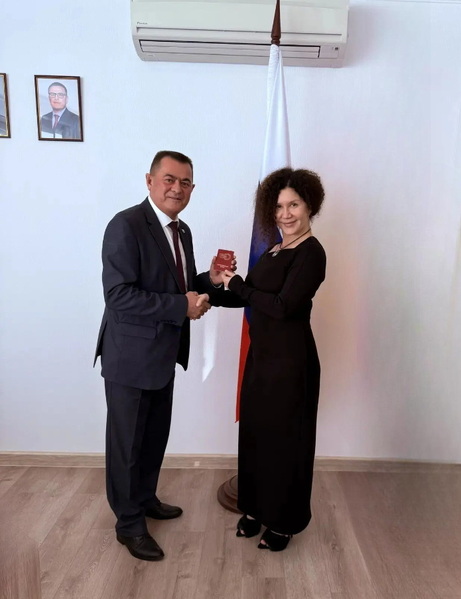 Председатель Челябинской организации Профсоюза вручил профбилет министру социальных отношений региона