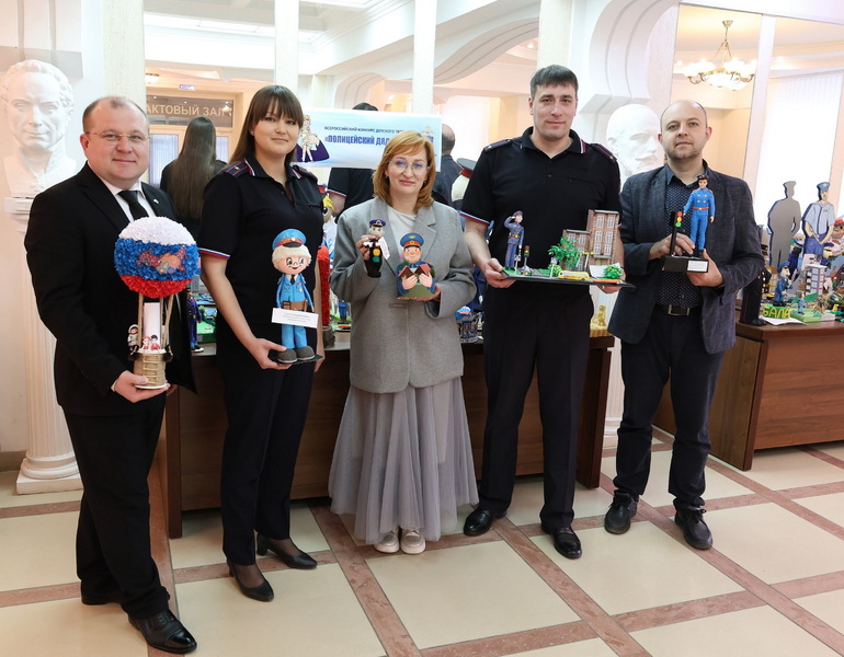 В Саратове состоялся отборочный тур Всероссийского конкурса детской игрушки «Полицейский Дядя Степа»