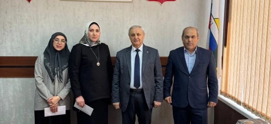 Председатель Дагестанской организации вручил помощь пострадавшим от наводнения членам Профсоюза